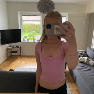 Rosa croppad topp från Zara - Säljer en ljusrosa croppad topp från Zara med ribbad struktur. Toppen har korta ärmar och en snygg, djup fyrkantig ringning. Perfekt att matcha med jeans eller kjol för en trendig look. Aldrig använd.💞