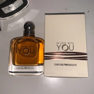 Emporio Armani In Love With You - Emporio Armani In Love With You EdP, 100 ml. En modern och trendig parfym med stilren design, perfekt för dig som vill sticka ut och visa din personlighet. Snygg flaska och generös storlek – ett måste i din samling.