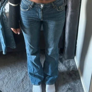 Populära Full length flare jeans  - Jeans med bootcut passform. Jeansen har fem fickor, normalhög midja och är tillverkade i slitstarkt denim. Snyggt tvättade med ljusare partier och raka ben som går ut lite nertill för en retro vibe.