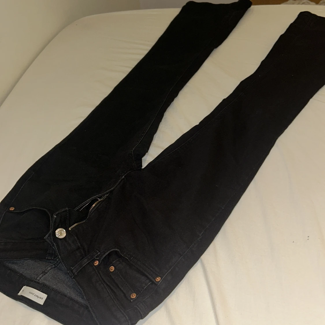 Tre par jeans i svart och blå denim - 3