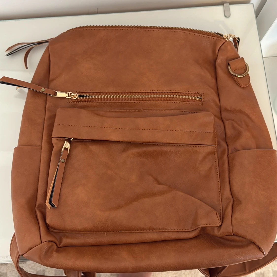 Brun ryggsäck i skinnimitation