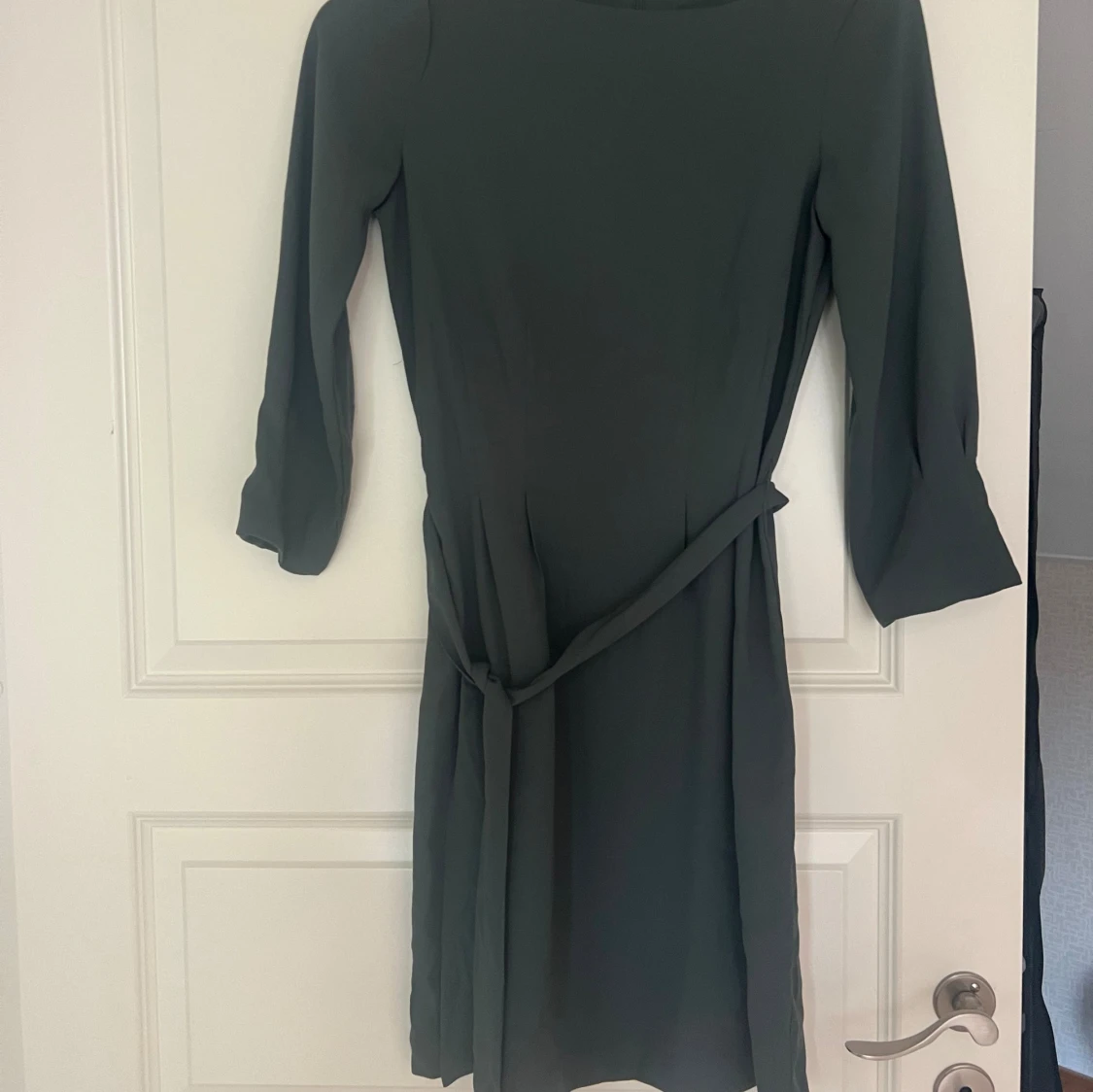Mörkgrön klänning med bälte