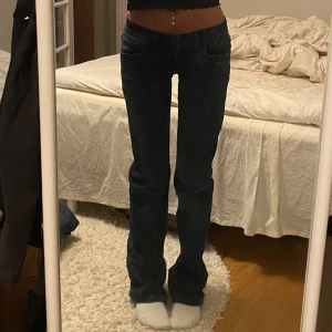 LTB jeans - Mörkblå bootcut jeans från LTB med låg midja, säljer då de är för stora för mig där av ont med bilder på. Etiketten säger 26/32 men de exakta måtten är: midjemått tvärs över: 38cm, innerbenslängden: 80cm och grenhöjden: 18cm💕