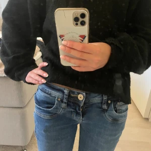 Blå jeans från LTB med smala bottcut ben   - Säljer ett par klassiska blå jeans från LTB med lite smalare botcut ben och snygga slitningar. Jeansen har fem fickor, normalhög midja och detaljerade sömmar på bakfickorna. Perfekta till sneakers eller boots och passar till många olika stilar.