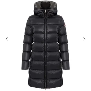 Svart lång dunjacka Colmar - Säljer en svart lång dunjacka från Colmar med huva och quiltad design. Helt nytt skick. Jackan har en glansig finish, dragkedja framtill och logga på ärmen. Perfekt för kalla vinterdagar och riktigt snygg siluett. Fodrad med naturligt dun för extra värme. Ordenarie pris 4988kr. Skriv för mer bilder. Pris kan diskuteras 
