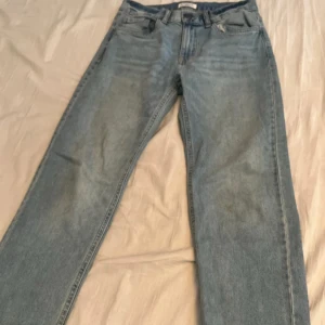 Ljusblå raka jeans - Snygga ljusblå jeans med klassisk femficksdesign och raka ben. Jeansen har normal passform och är tillverkade i mjukt denimtyg. Perfekta för en avslappnad och trendig look.