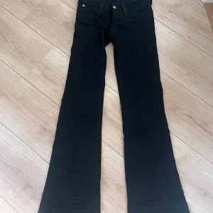 Svarta bootcut jeans Cheap Monday - Svarta jeans från Cheap Monday med bootcut och låg midja. Säljer då de inte passade mig! Storlek 24/32!