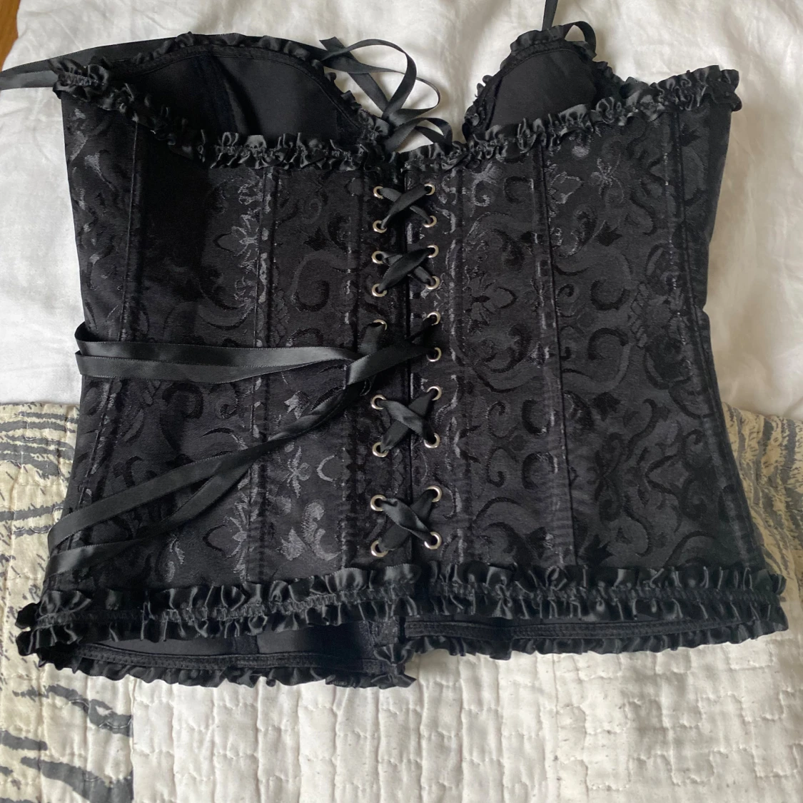 Svart korsett med snörning och mönster - 3