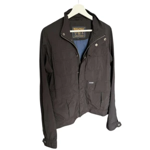 Woolrich field jacka - Snygg Woolrich fieldjacka i bra skick. Storlek M, modellen är 188. Hör av dig vid frågor.