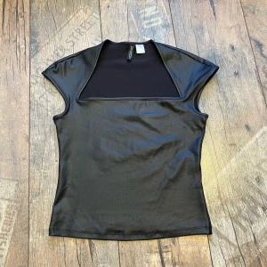 Faux leather topp🖤 - Snygg kortärmad topp i svart läder imitation. 