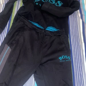 Svart sweatshirt från Hugo Boss - Säljer den då jag inte använder den längre. Tröjan är i storlek xs och byxorna i m men sitter som s då den är liten i storleken 
