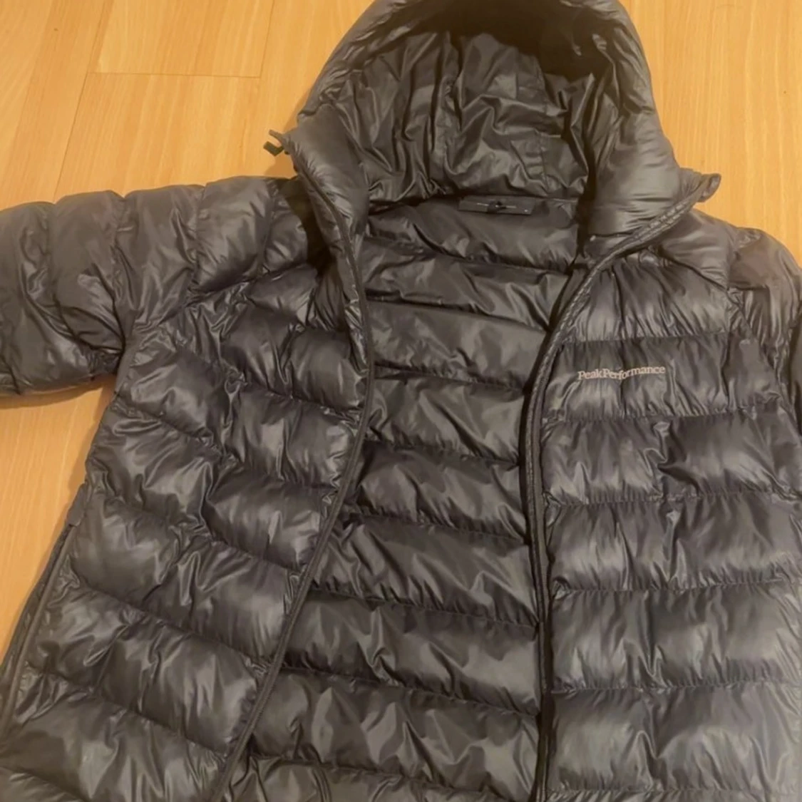 Svart dunjacka Peak Performance M