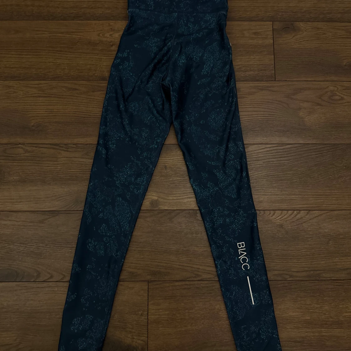 Mörkblå mönstrade leggings från BLACC - 1