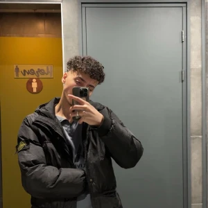 Svart pufferjacka från Stone Island - Säljer en svart pufferjacka från Stone Island äkta för ,1500 kr. Storlek - m - 170-185 cm    