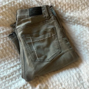 Grå jeans - Super snygga gråa jesns med ditaljer på fickorna