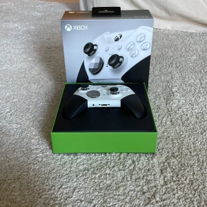 Xbox One S med Elite Series 2 Controller och en original kontroll. Plus power sladden till Xboxt. Plus Turtle Beach Stealth 600P GEN2 White - Säljer en Xbox One S i vitt med tillhörande Elite Series 2 controller och standardkontroll. Konsolen och tillbehör är i gott skick, med mindre tecken på användning. Strömkabel medföljer. Perfekt för gaming och multimedia. Allt fungerar som det ska.