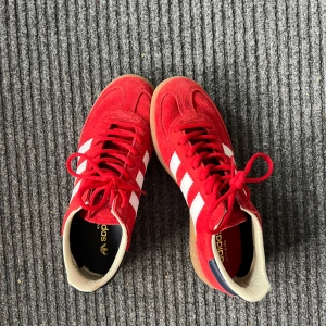 Adidas Samba Sporty & Rich röda sneakers - Säljer ett par Adidas Samba Sporty & Rich sneakers i rött mocka med vita klassiska stripes och gummisula. Skorna har snörning, rund tå och detaljer i svart och vitt på hälen. Helt oanvända! Storlek 40❤️