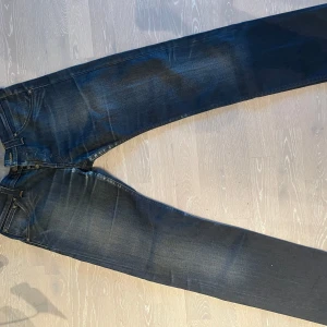 Lee Jeans - Lee Jeans   Knappt använda   Storlek 32/34 men kortare än så