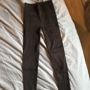 Svarta träningsbyxor  - Köpt från blacc nästan aldrig använd, storlek S/M. Högmidjade men man kan vika ner kanten. De är typ räfflade som man ser på en bild