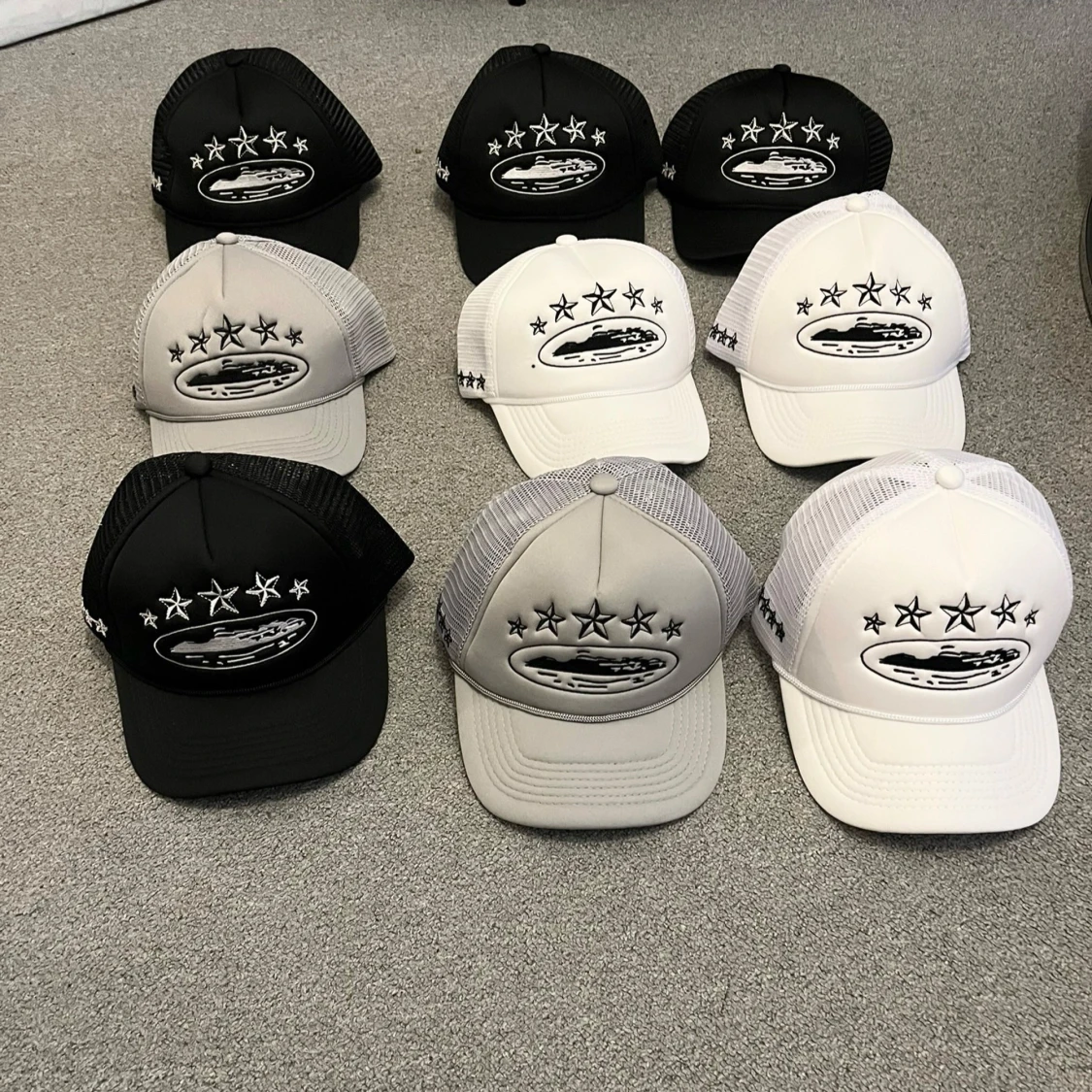 Truckerkeps med stjärnor och broderi
