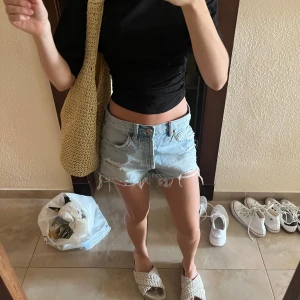 Zara ljusblå jeansshorts - Mellanhög midja men det går att dra ner så de sitter som low rise, är ca 162 o de sitter såhär på mig. Perfekta till stranden. Storlek 34☺️Superfint skick och de e slutsålda