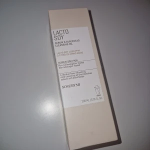 Cleansing Oil - Helt ny mild vegansk rengöringsolja som är utformad för att effektivt ta bort överflödig talg, smink och solkräm, samt lösa upp pormaskar. Den innehåller Lacto Soy (fermenterat sojamjölksextrakt och laktobaciller) och vegetabiliska oljor för att mjukgöra döda hudceller, balansera hudens oljeproduktion och återfukta huden. 100% veganska och ej testad på djur