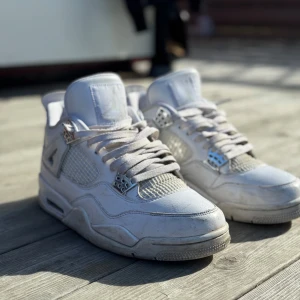 Jordan 4 pure money - Säljer ett par Jordan 4 pure money då jag bytt stil, crease protectors och skolåda medföljer😊pris kan diskuteras vid snabb affär