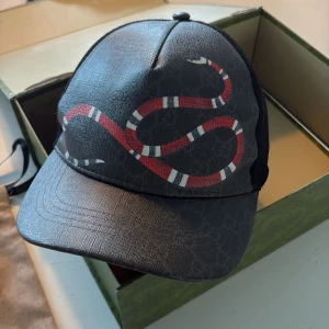 Gucci king snake - Hej säljer nu en Gucci king snake i storlek M (57cm) den är nästan helt ny har använt den kanske 3 gånger. Det är bara att skriva till mig om frågor. Pris kan diskuteras 