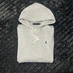 Ralph Lauren Hoodie - Tja! Säljer nu denna galet feta Ralph Lauren Hoodien i toppskick (9/10)! Den är i storlek L, Fits=M/L! Äkta, nypris 2200kr, qr-kod stödjer autentisering. Inga som helst defekter. Hör av dig vid minsta fråga eller fundering!🌟