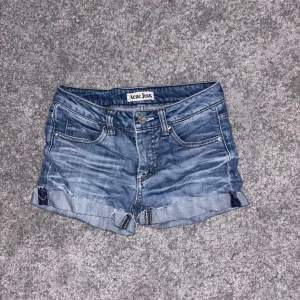 Blå jeansshorts från Acne Jeans - jätte snygga lågmidjade short från acne jeans i storlek xs💕💕