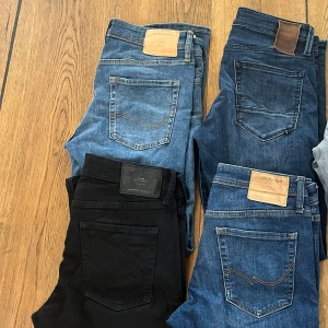 Jack&jones Jeans slim Glenn - 4 par jeans från Jack & Jones i olika färger: svart, ljusblå, mellanblå och mörklblå Säljer för 70 kr styck, Klassisk femficksmodell med raka ben och normal passform. Jeansen är tillverkade i bomull med en liten del stretch för extra komfort. Modellen på alla är slim/glenn alla är i storlek 30/32 förutom dom svarta som är i 31/32