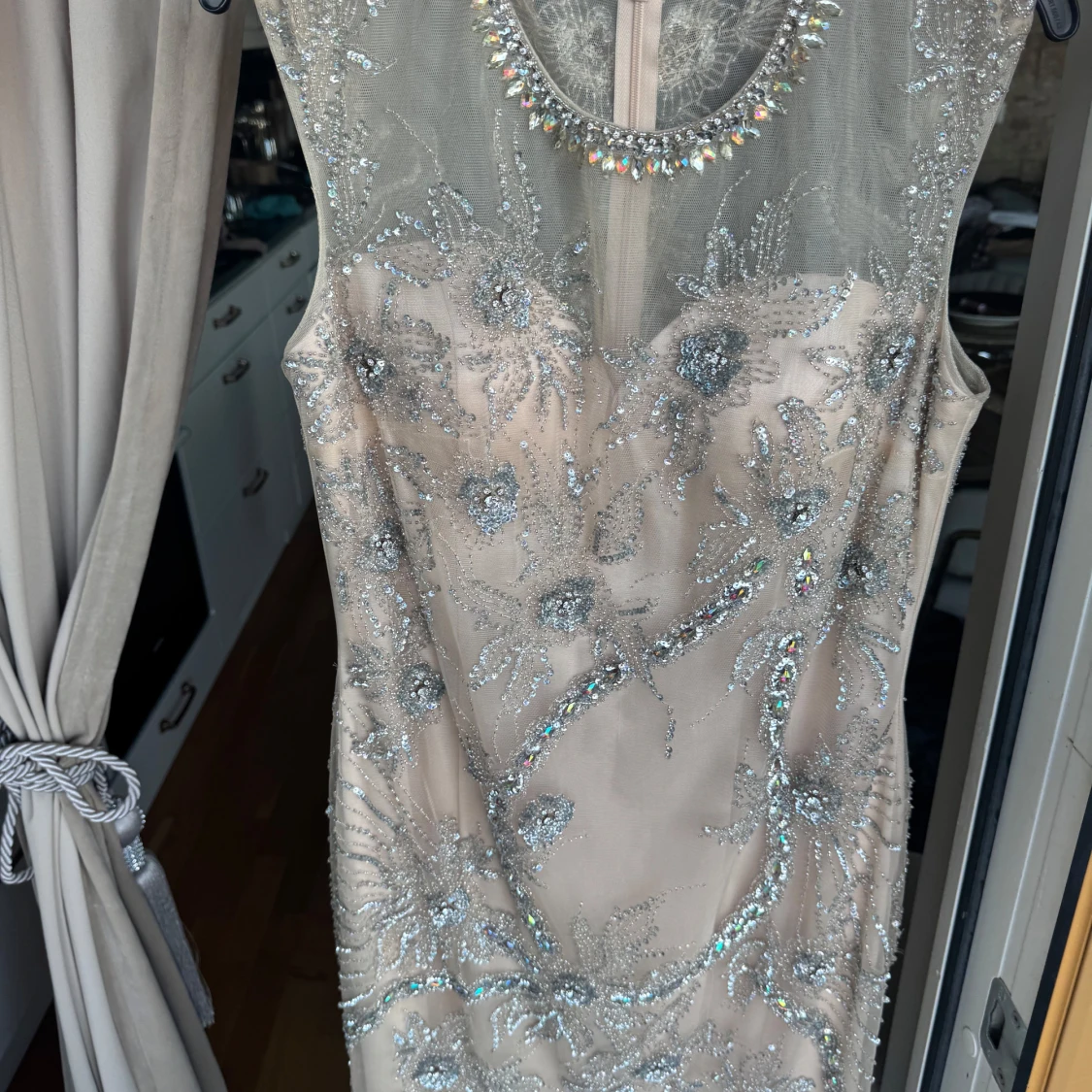 Champagnefärgad glittrig cocktailklänning - 3