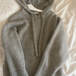 Grå stickad hoodie från Zara - Mysig grå stickad hoodie från Zara, storlek S ❤️❤️❤️
