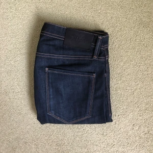 Jack & Jones Jeans 👖  - Säljer ett par mörka jeans från Jack & Jones, modell: Slim fit/Glenn 🇮🇹passform bild 3, storlek: W30 L34, nypris: 1000kr, mitt pris: 149kr, skriv vid funderingar!
