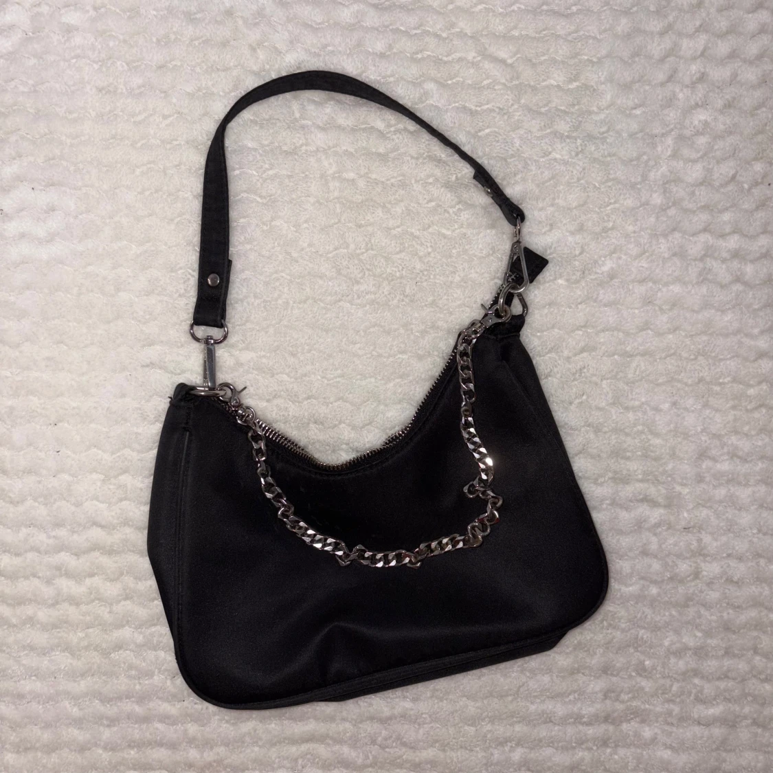 Svart axelväska med kedjedetalj