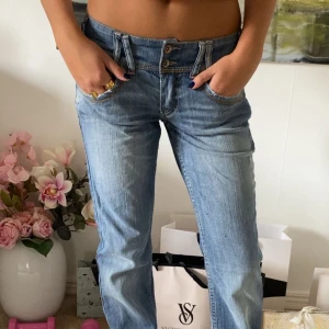 lågmidjade jeans - Säljer dom här snygga lågmidjade jeansen. Dom är utsvängda där nere men syns inte eftersom dom är väldigt långa på mig. Midjemått: 35 cm. Innerbenslängd: 83 cm