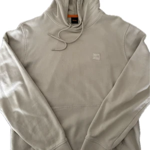 Beige hoodie från BOSS med huva - Inga fel & defekter på hoodien, Kvitto finns, köpt på zalando, nypris: 1400
