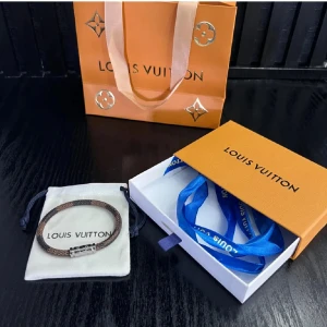 Lv armband 19 - Sprillans nytt armband! Riktig go investering! Finns endast i storlek 19✔️ allt på bilden medföljs vid köp✔️Vid minsta fundering kontakta mig✔️