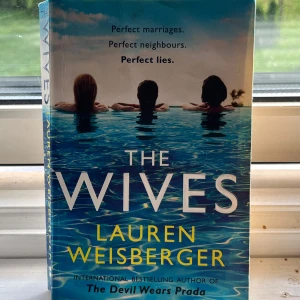 The Wives - Lauren Weisberger - På engelska 🇬🇧Ganska sliten (se sista två bilderna), men fortfarande fullt läsbar 🍁