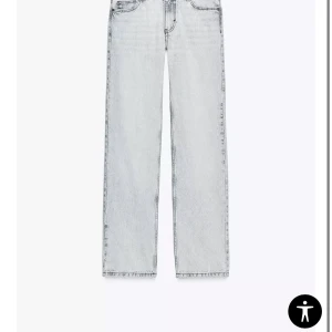 Zara Ljusgråa raka jeans - Säljer ett par ljusgråa jeans med rak passform och klassisk femficksdesign. Jeansen har hög midja och är tillverkade i denim med en snygg tvättad look. Perfekta för dig som gillar en clean och stilren vibe.