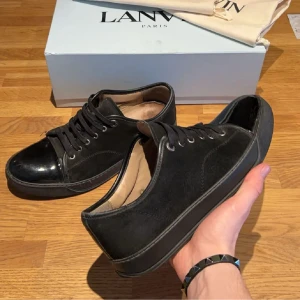 Lanvin skor - Tja, säljer nu dessa feta hel svarta lanvin skorna som är i fint skick förutom att sulan är lite sliten under samt att ena skor har en repa(bild 4) som däremot ej syns vid användning. Skorna är i storlek 42 men passar 43. Box och 2 dustbags medföljer vid köp. Bara att höra av sig vid frågor eller funderingar🙌🏻pris ej hugget i sten🙌🏻