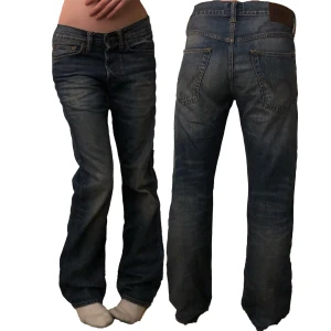 Lowaist bootcut jeans - Lågmidjade bootcut jeans från märket Edwin💋snygg tvättning‼️ Waist-38cm tvärsöver  Innerbenslängd-80cm Pris kan diskuteras. Defekt: slitna längst ner vid byxbenen, kan skicka bild vid förfrågan