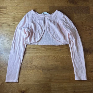 Ljusrosa bolero  - Kort kofta med hjärtformad knapp! Använd få få gånger i storlek 134/140!