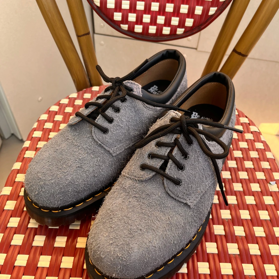 Grå-blå Dr. Martens 8053 i mocka