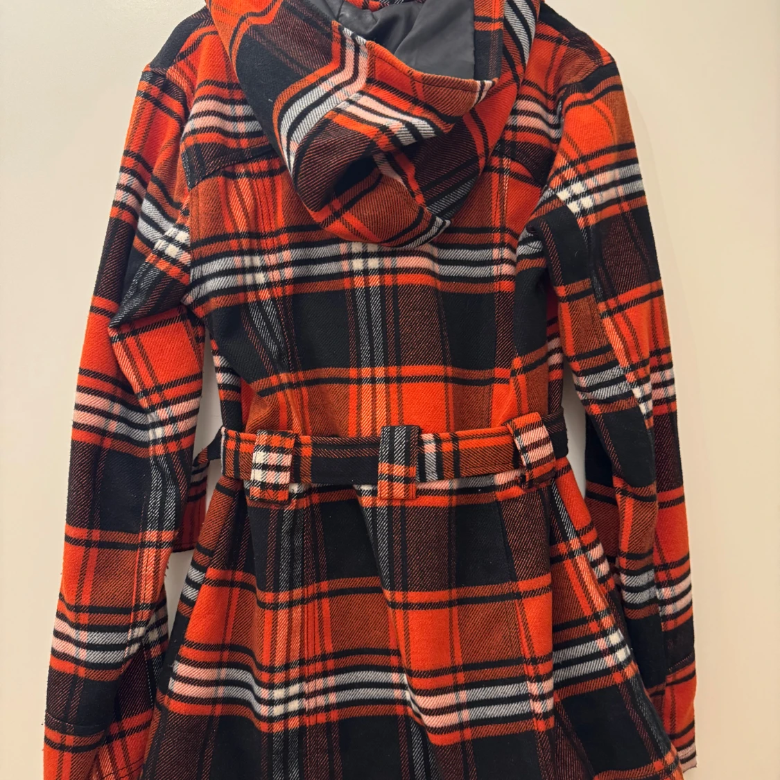 Rutig orange kappa från ONLY med huva - 1