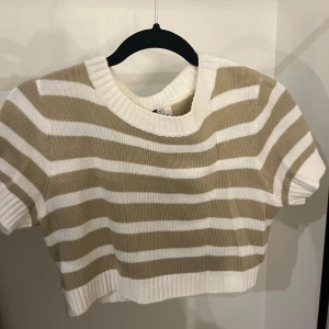 Topp - Kommer ej till användning, storlek M men känns som S