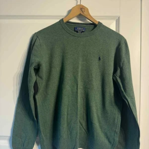 Grön tröja från Polo Ralph Lauren  - Snygg grön tröja från Polo Ralph Lauren i storlek xs-s . Tillverkad i mjuk pima bomull med klassisk rund hals och diskret broderad logga på bröstet. Perfekt för dig som gillar stilrena och bekväma plagg. (Pima cotton)