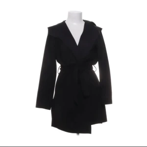 Svart kappa med bälte och huva (pris kan diskuteras) - Svart äkta zara kappa. Köpt knnan den blev helt slutsåld överallt den är använd men det finns knappt tecken på att den är använd. Köpt för 600 kr för 5 månader sedan. Om man vill se mer bilder så är det bara och skriba så löser vi det