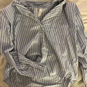 Randig skjorta  - Säljer denna superfina blå/vit randiga skjortan från Hunkemöller, storlek M 💞