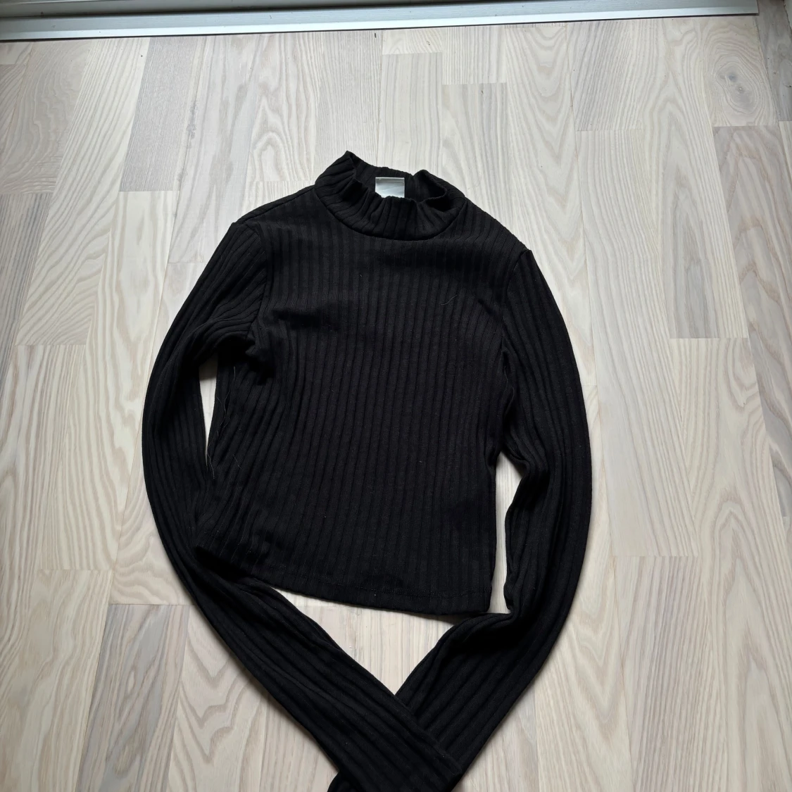 Svart ribbad polotröja från H&M XS